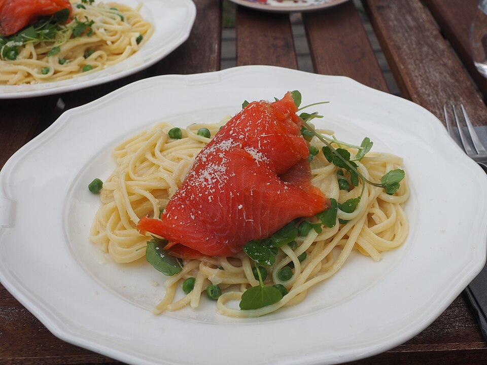Pasta with smoked salmon, goat cheese and spinach